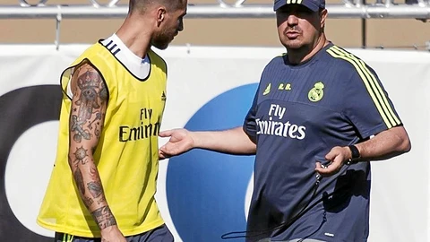 Rafa Benítez charla con Sergio Ramos durante un entrenamiento de pretemporada