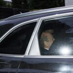 El presidente de la FIFA, Joseph Blatter abandona el cuartel general de la FIFA en Zúrich, Suiza hoy 8 de octubre de 2015