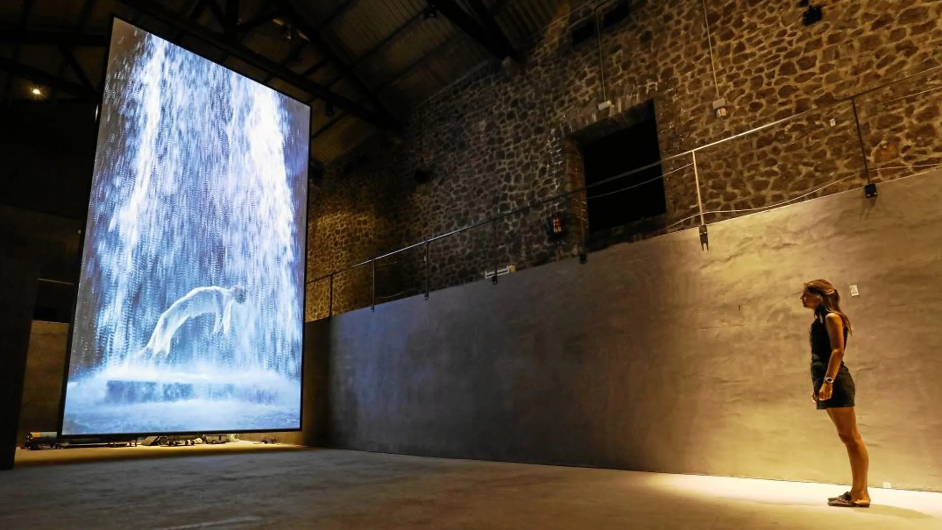 Un visitante contempla «Tristan's Ascension» (The Sound of a Mountain Under a Waterfall), una de las dos obras que se exponen ahora en Ibiza