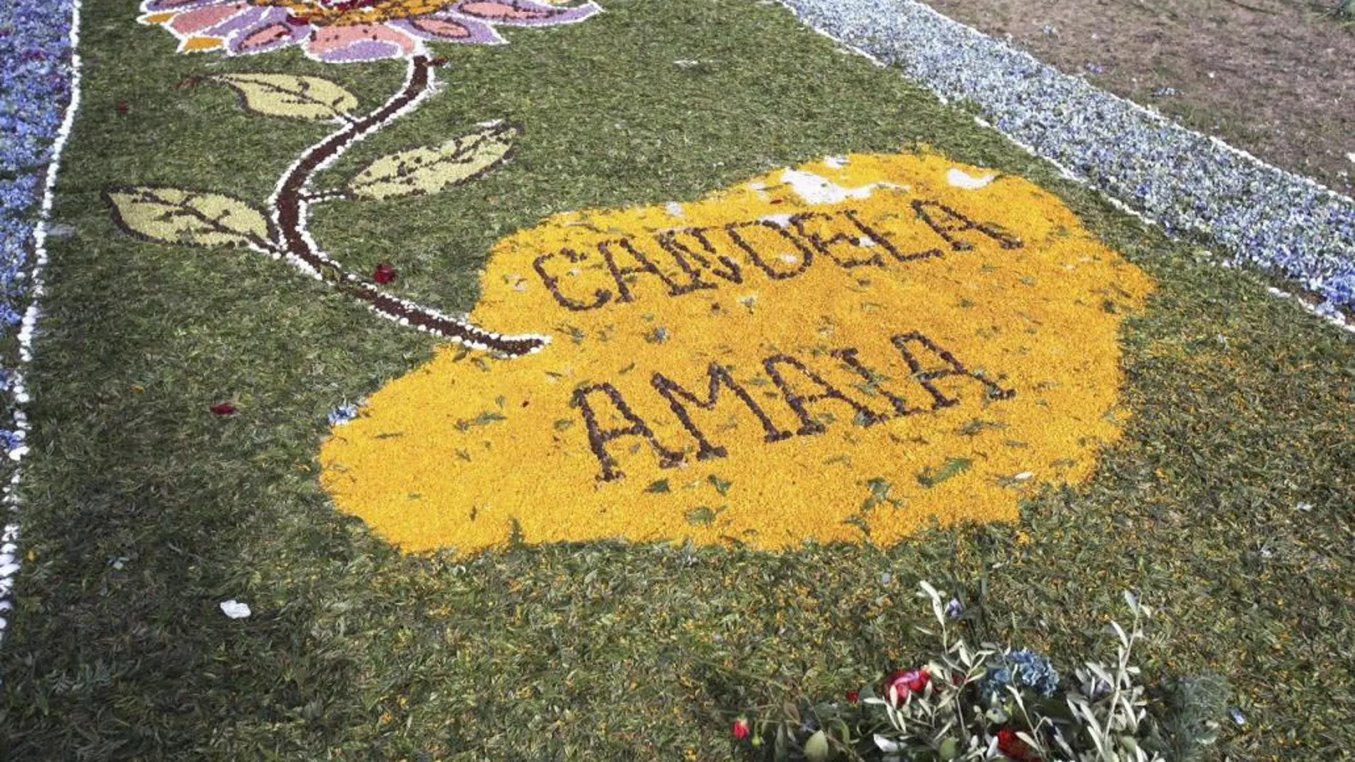 Los vecinos de Barosela encargados de elaborar las alfombras del santísimo en la iglesia de Moraña han homenajeado a las menores