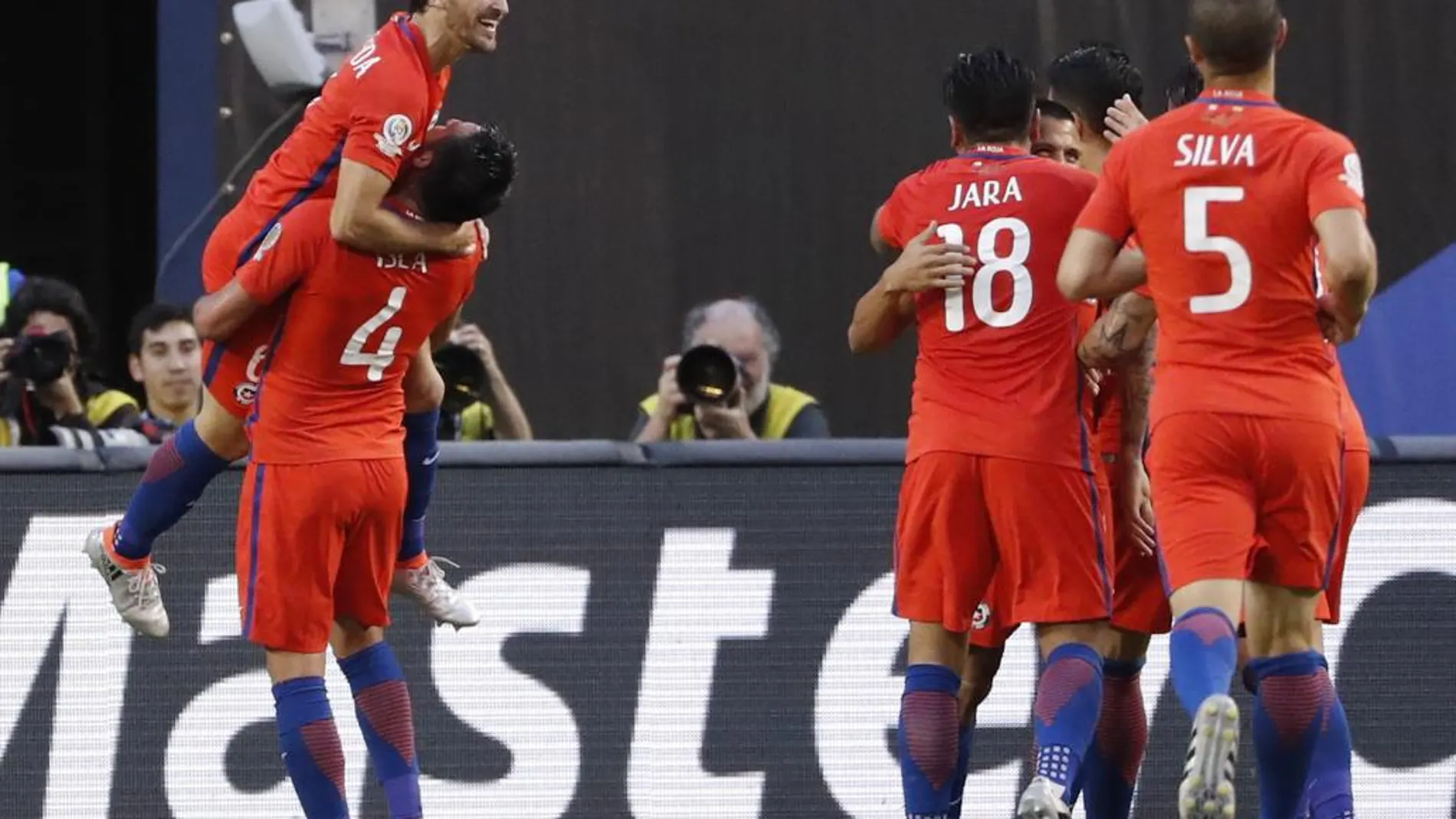 El jugador chileno José Pedro Fuenzalida (i) celebra con sus compañeros después de anotar el segundo gol