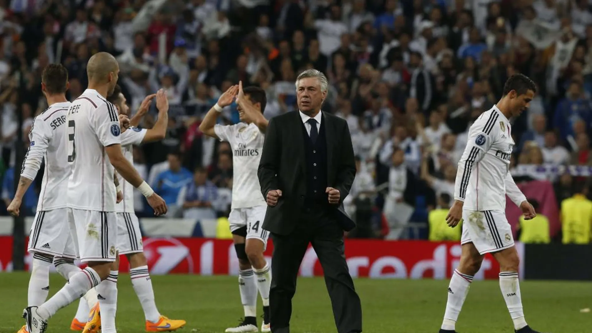 El técnico italiano del Real Madrid, Carlo Ancelotti (c), celebra el pase del equipo blanco a las semifinales de la Liga de Campeones
