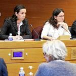 Mónica Oltra preside, junto a Carmen Amorós( primera por la izquierda), antes de la discusión
