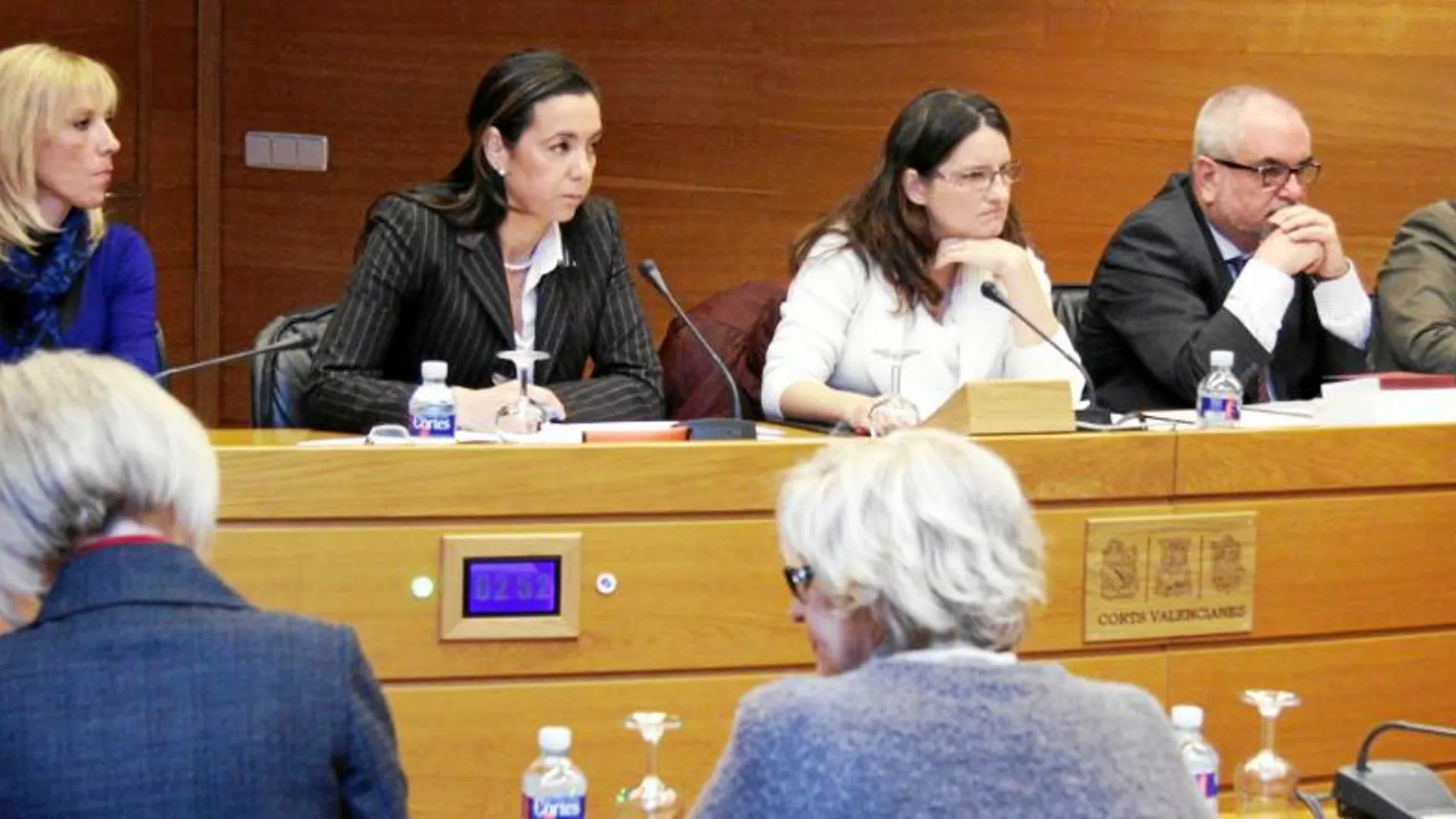Mónica Oltra preside, junto a Carmen Amorós( primera por la izquierda), antes de la discusión