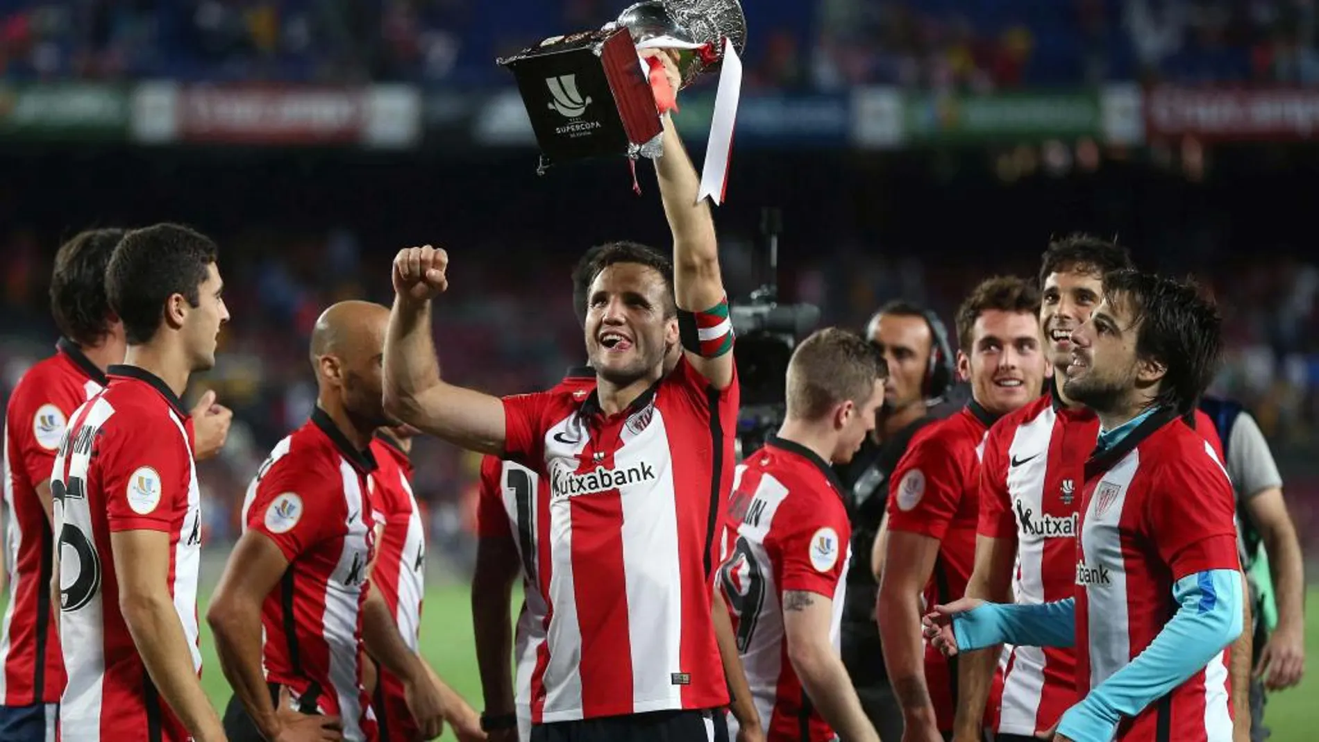 Los jugadores del Athletic Club celebran con el trofeo la consecución de la Supercopa de España tras vencer al FC Barcelona en el partido de vuelta de la final jugada hoy en el Camp Nou de Barcelona.