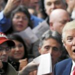 Donald Trump, durante su mitin en el pabellón de Milford en el Estado de New Hampshire, donde se juega el martes su carrera presidencial