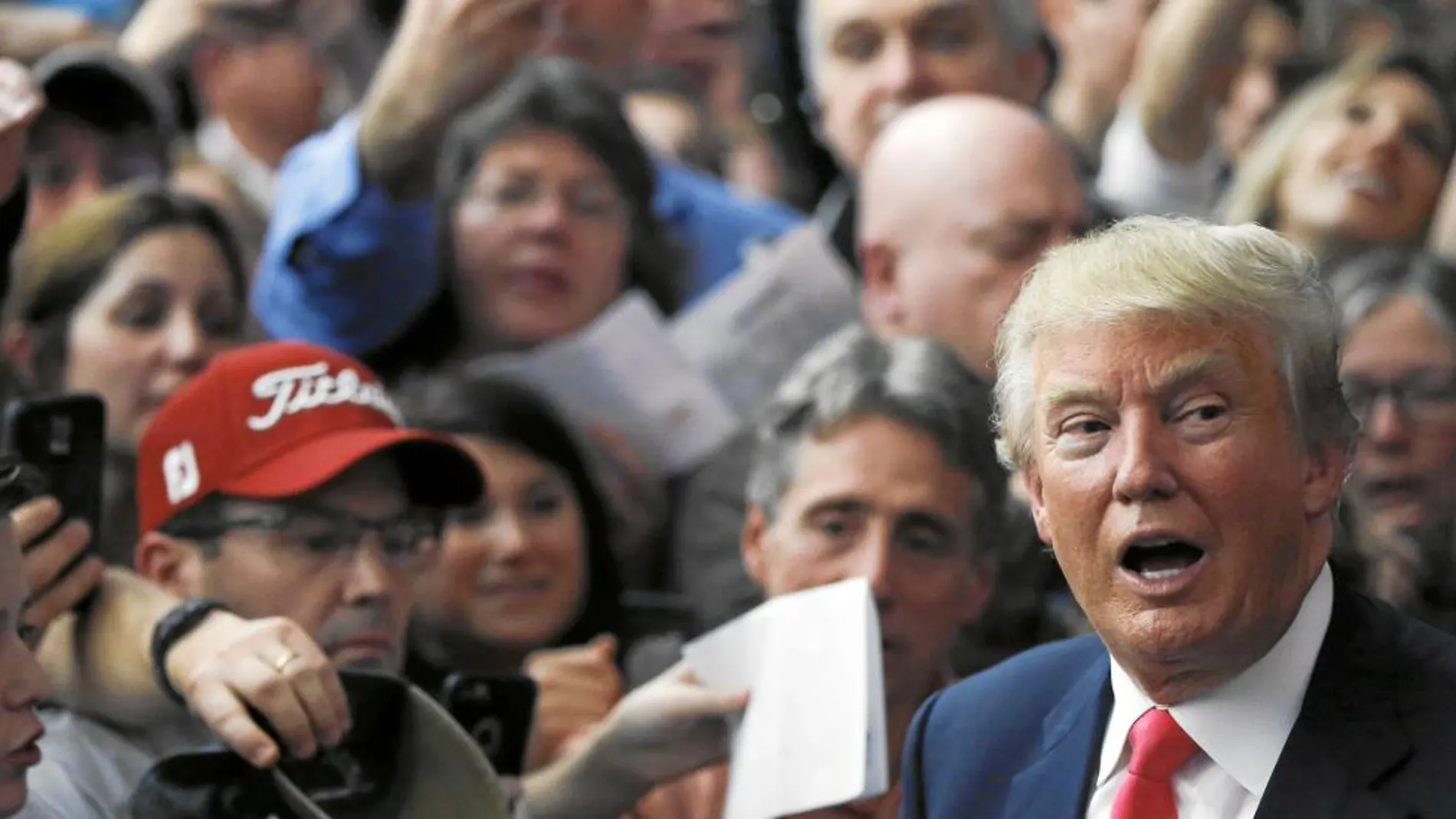 Donald Trump, durante su mitin en el pabellón de Milford en el Estado de New Hampshire, donde se juega el martes su carrera presidencial