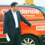 Manuel Romero posa ante el coche de campaña de las últimas elecciones municipales. El rotulado lo pagó a nombre de su empresa