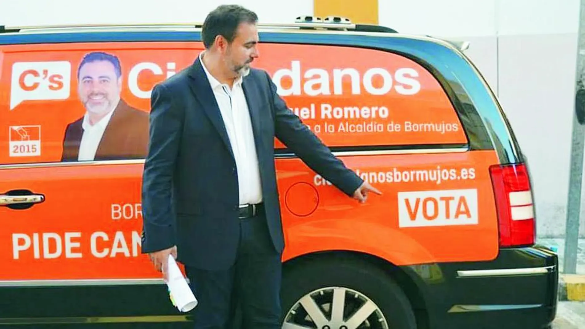 Manuel Romero posa ante el coche de campaña de las últimas elecciones municipales. El rotulado lo pagó a nombre de su empresa