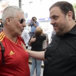 El presidente de ERC y vicepresidente de la Generalitat, Oriol Junqueras, saluda a un simpatizante que va vestido con una camiseta de la selección española de fútbol, poco antes del mitin en Nou Barris