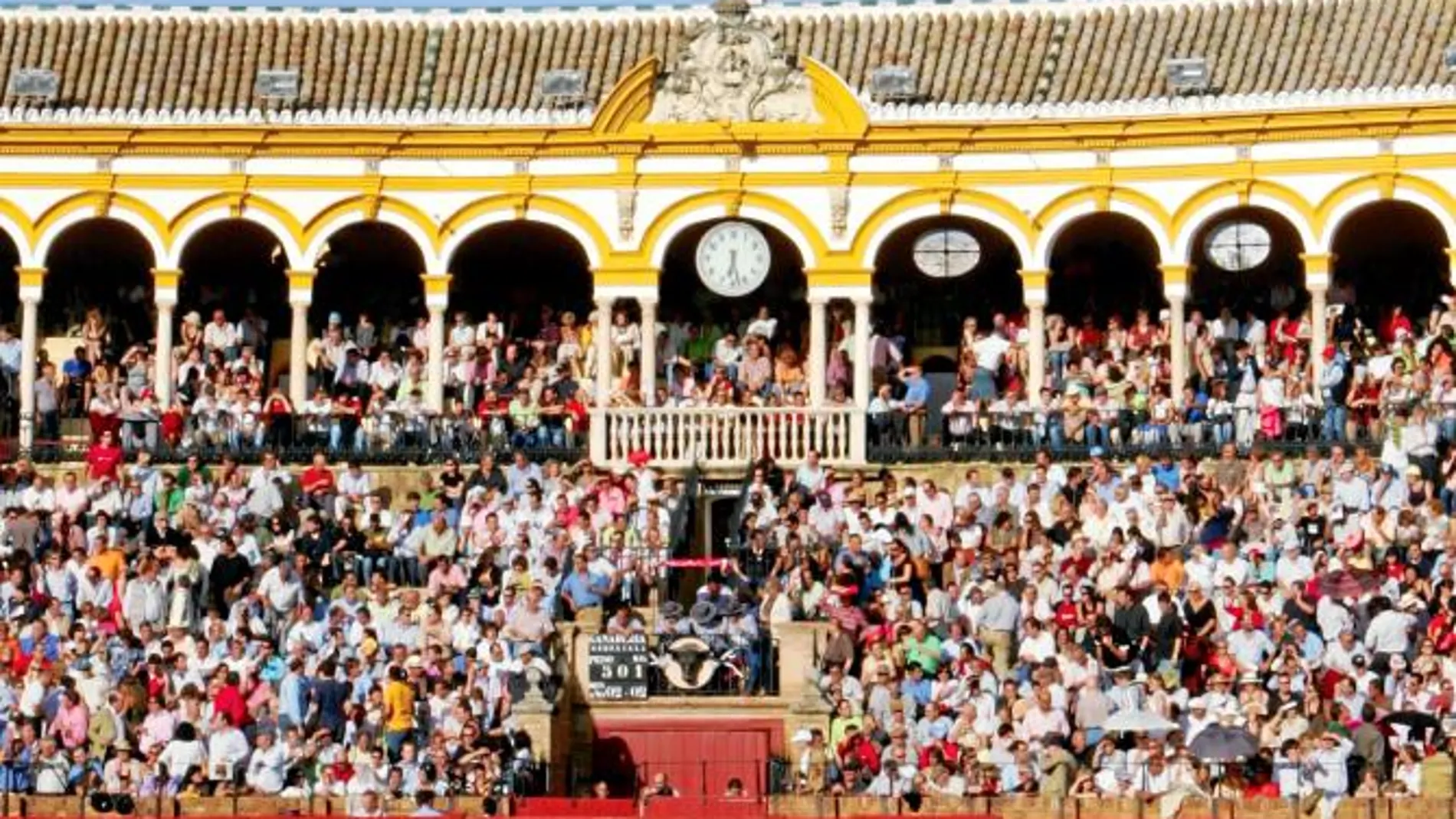 Tendido de sol de la plaza de toros de Sevilla