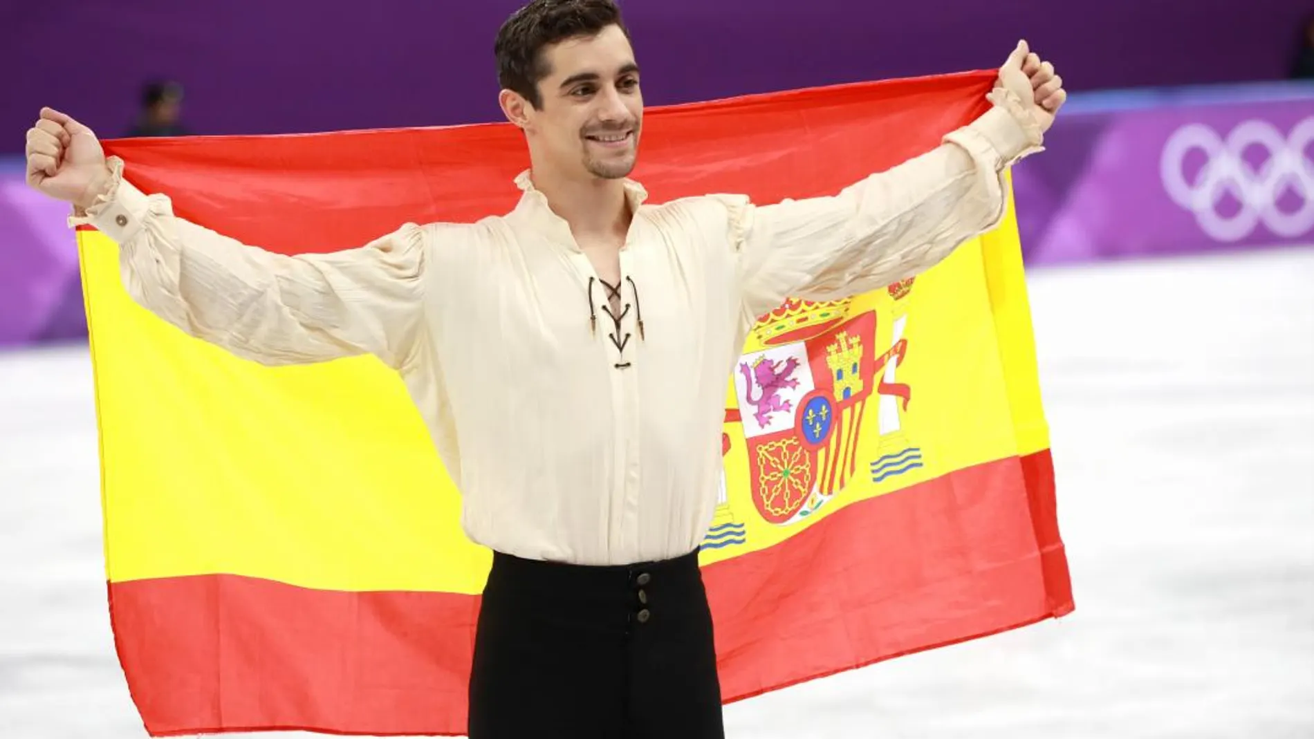 Javier Fernández posa con la bandera de España tras lograr la medalla de bronce.