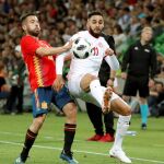 Jordi Alba disputa el balón ante el jugador de Túnez, Dylan Bronn. EFE/Javier Etxezarreta.