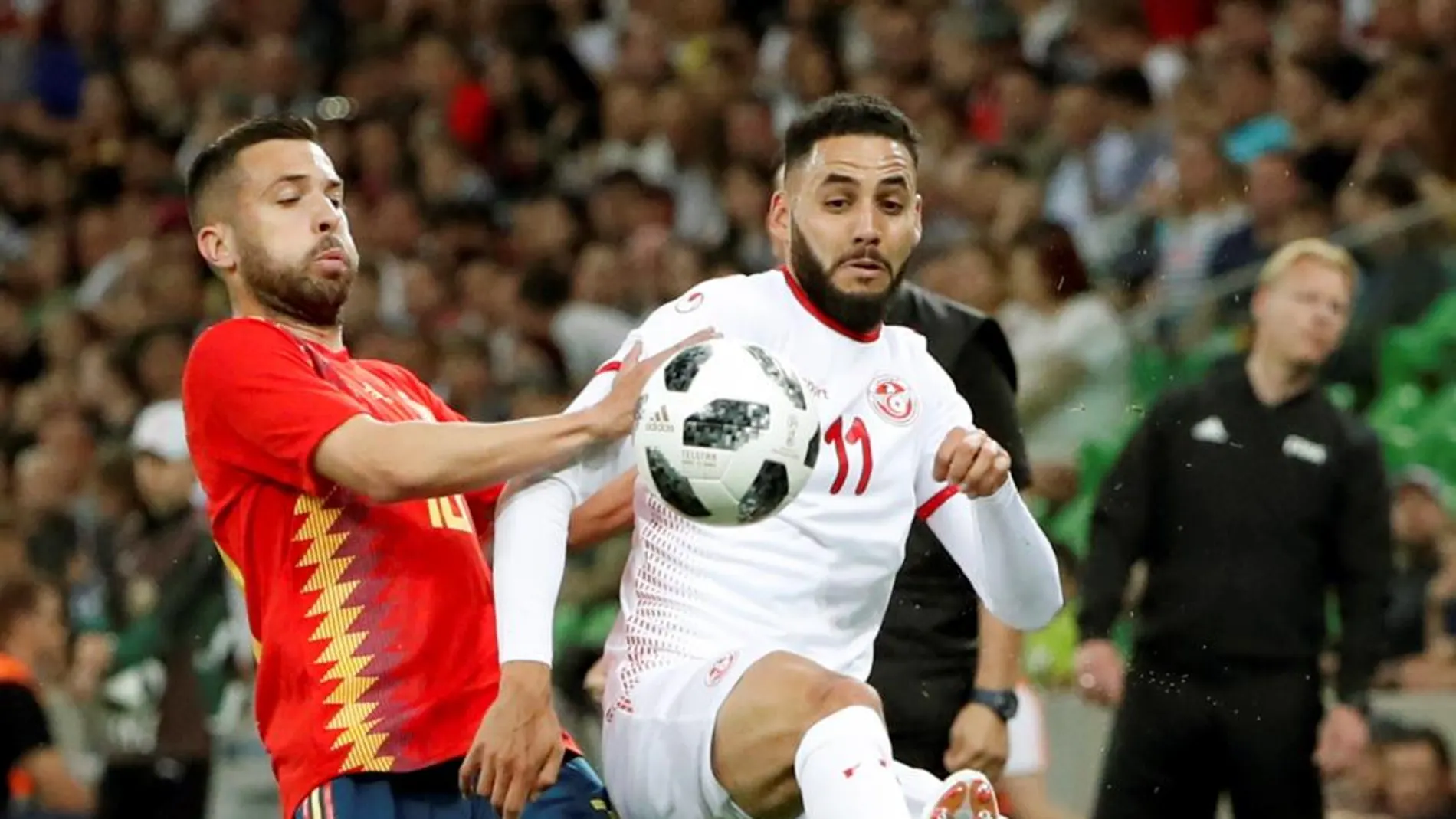 Jordi Alba disputa el balón ante el jugador de Túnez, Dylan Bronn. EFE/Javier Etxezarreta.