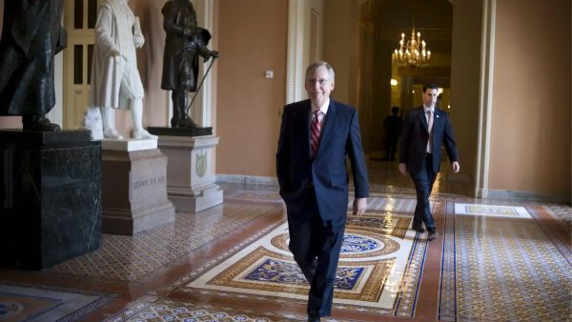 El líder de la minoría republicana en el Senado, Mitch McConnell, camina hacia en Senado donde se ha llevado a cabo la votación final de la reforma de Wall Street,