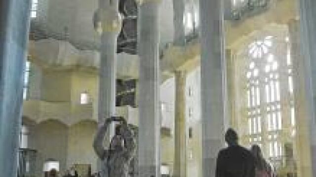 Las colas volvieron ayer a ser la tónica dominante en la Sagrada Familia tras ser bendecida por Benedicto XVI el domingo. Turistas y barceloneses no perdieron la oportunidad de visitar la «nueva» basílica.