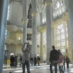 Las colas volvieron ayer a ser la tónica dominante en la Sagrada Familia tras ser bendecida por Benedicto XVI el domingo. Turistas y barceloneses no perdieron la oportunidad de visitar la «nueva» basílica.
