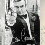 Una fotografía de Katherine Hepburn firmada en 1992. Sean Connery en una imagen promocional como James Bond. Orson Wells
