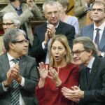 Artur Mas junto a miembros de su gobierno y diputados de Junts pel Si, aplaude tras aprobarse en el Parlament resolución soberanista el pasado 9 de noviembre.