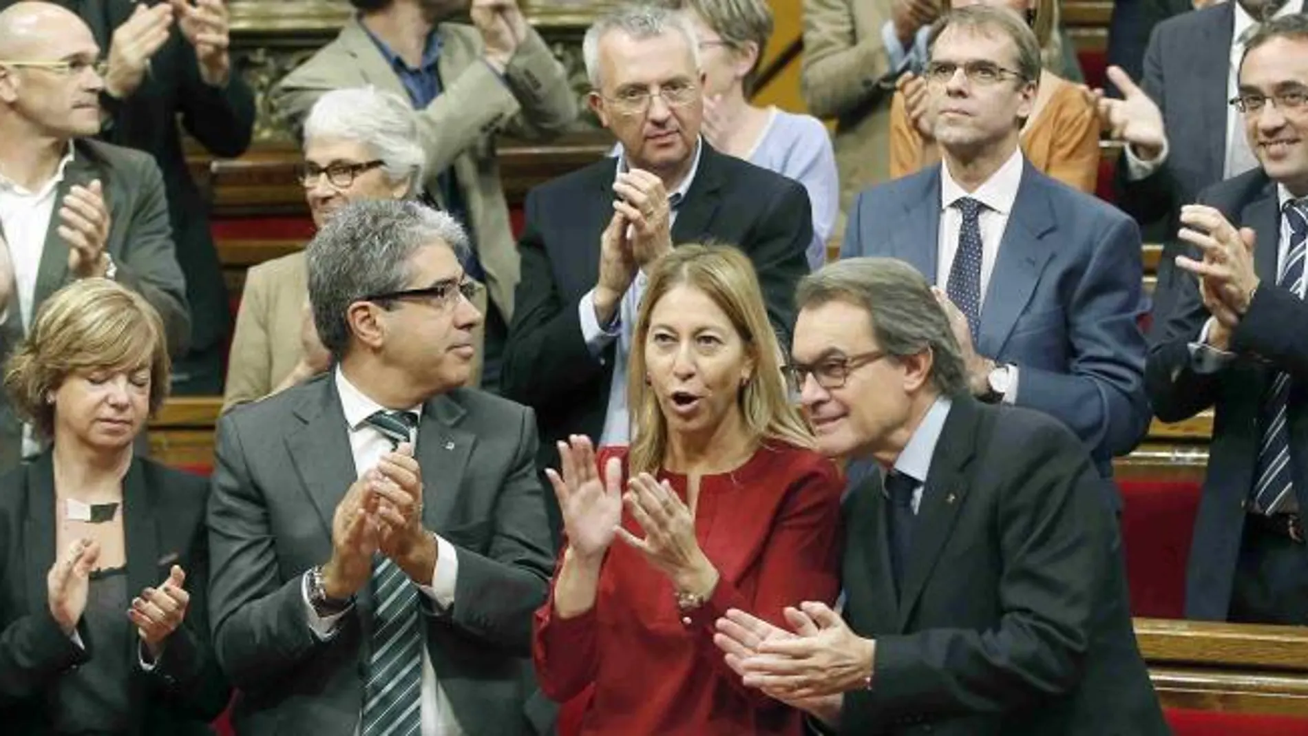 Artur Mas junto a miembros de su gobierno y diputados de Junts pel Si, aplaude tras aprobarse en el Parlament resolución soberanista el pasado 9 de noviembre.