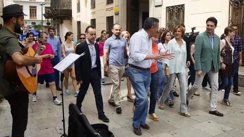 La secretaria general del PP, María Dolores de Cospedal (2ªd), durante su paseo por Valencia.