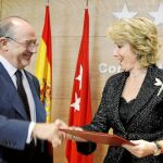 Aguirre firmó ayer con el presidente de Caja Madrid, Rodrigo Rato, un acuerdo para incorporar el stock de viviendas de la entidad al Plan Alquila