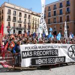 Más de un millar de agentes se manifestaron ayer para reclamar un convenio colectivo para el Cuerpo y protestar conrta las «faltas de respeto» del Gobierno de Carmena