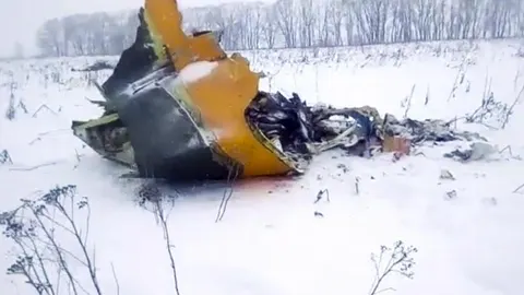 Parte del avión tras estrellarse