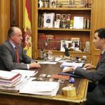 El Rey Don Juan Carlos se reúne en su despacho con su hijo, el príncipe Felipe