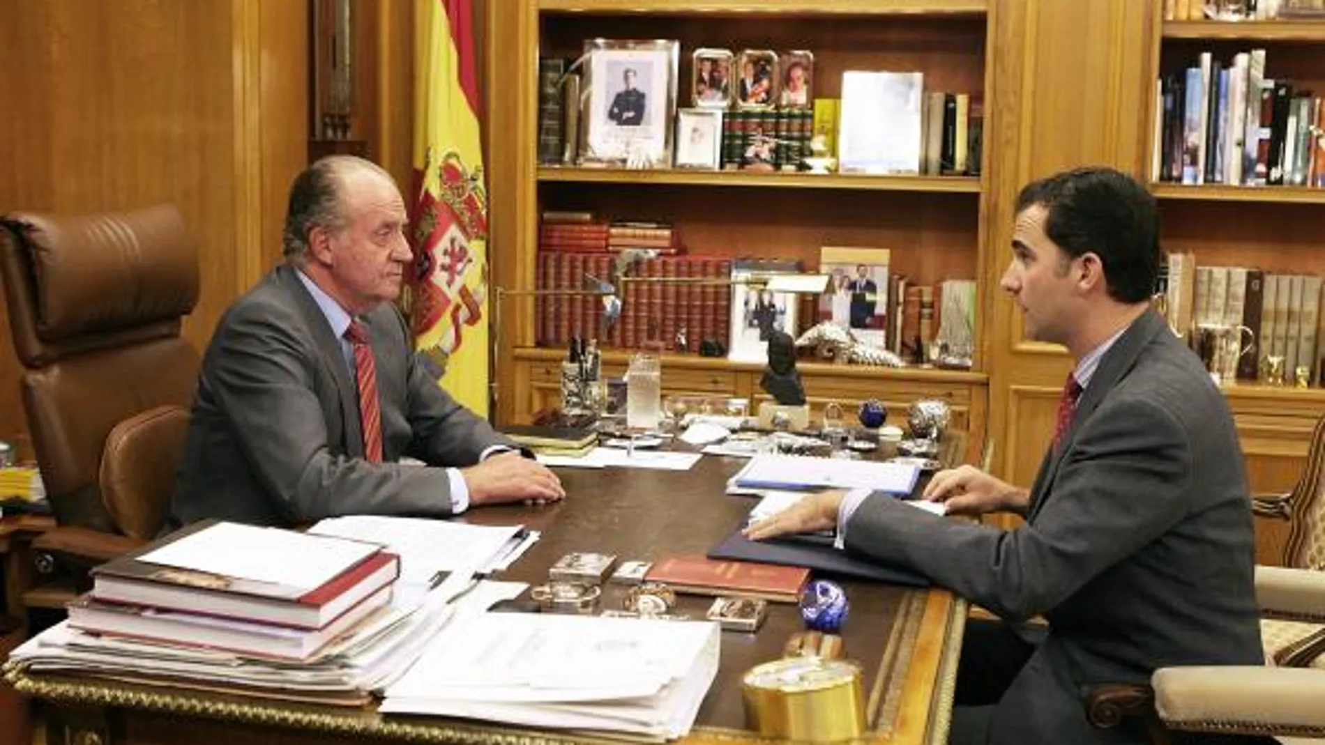 El Rey Don Juan Carlos se reúne en su despacho con su hijo, el príncipe Felipe