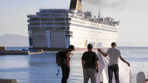 El «Eleftheros Venizelos» parte ayer de la isla de Kos, en Grecia