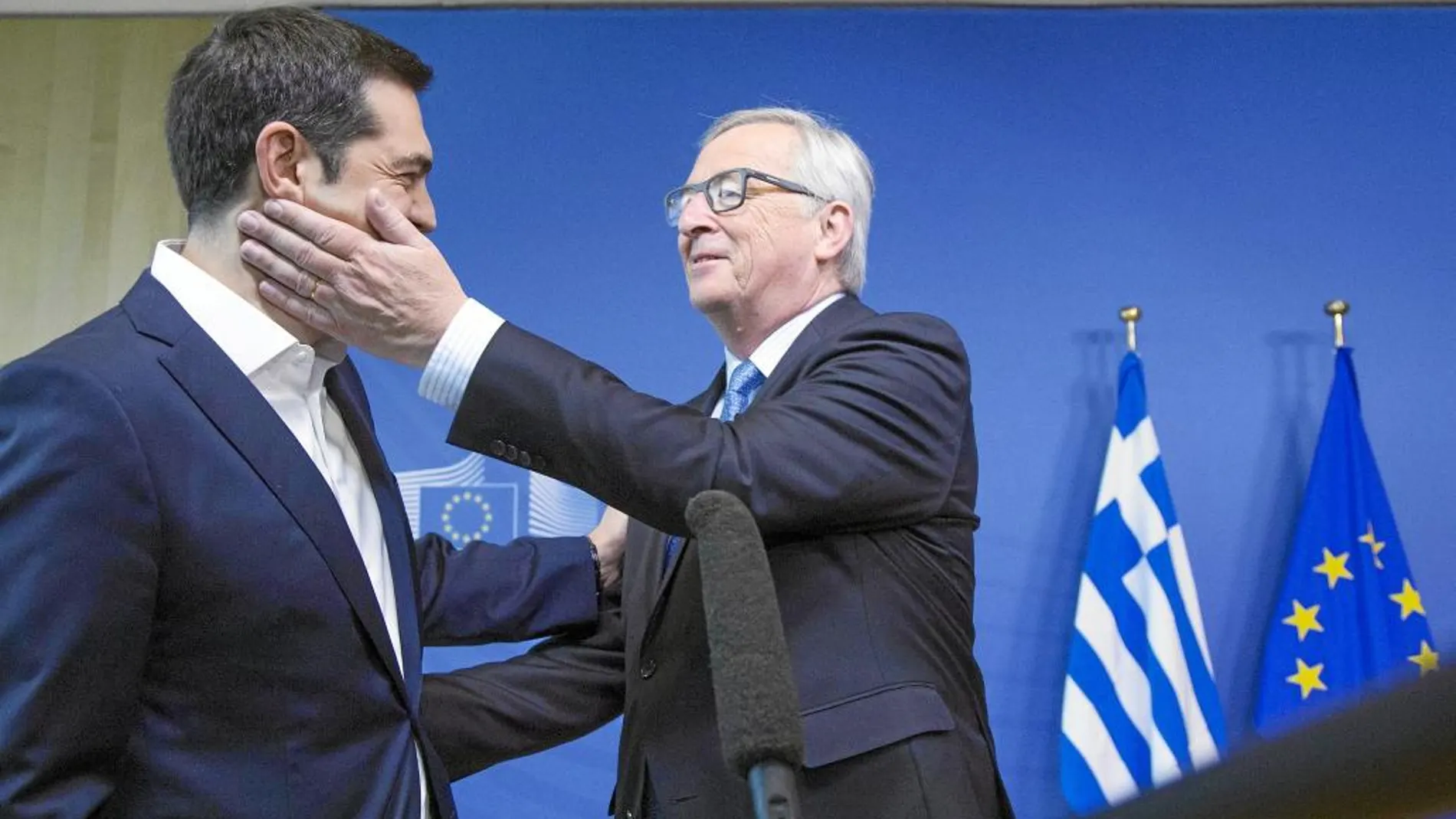Jean Claude Juncker saluda cariñosamente a Tsipras ayer al comienzo de la reunión en Bruselas