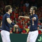 Andy Murray y su hermano Jamie celebran su victoria en el partido de dobles de la final de la Copa Davis ante Bélgica.