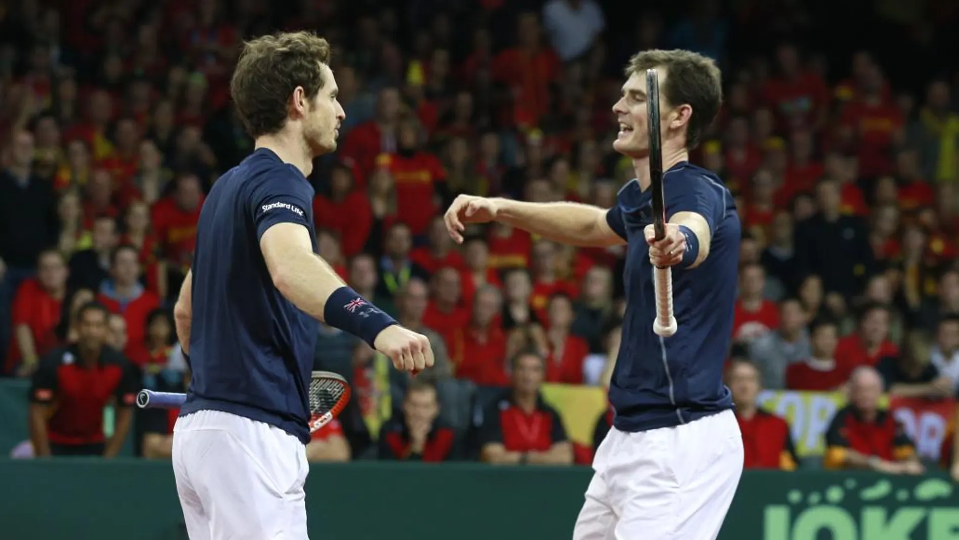 Andy Murray y su hermano Jamie celebran su victoria en el partido de dobles de la final de la Copa Davis ante Bélgica.