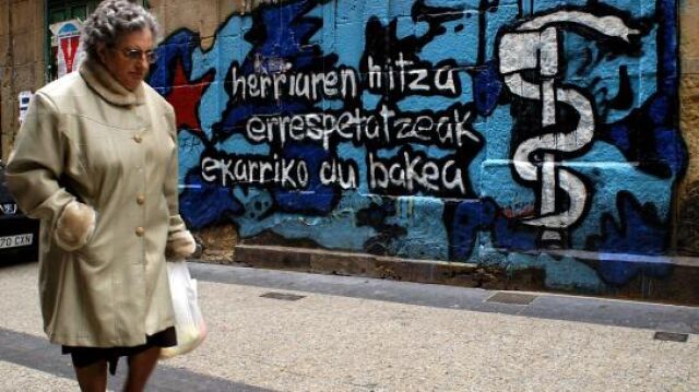 El Gobierno vasco destinará medio millón a limpieza de pintadas y carteles proetarras