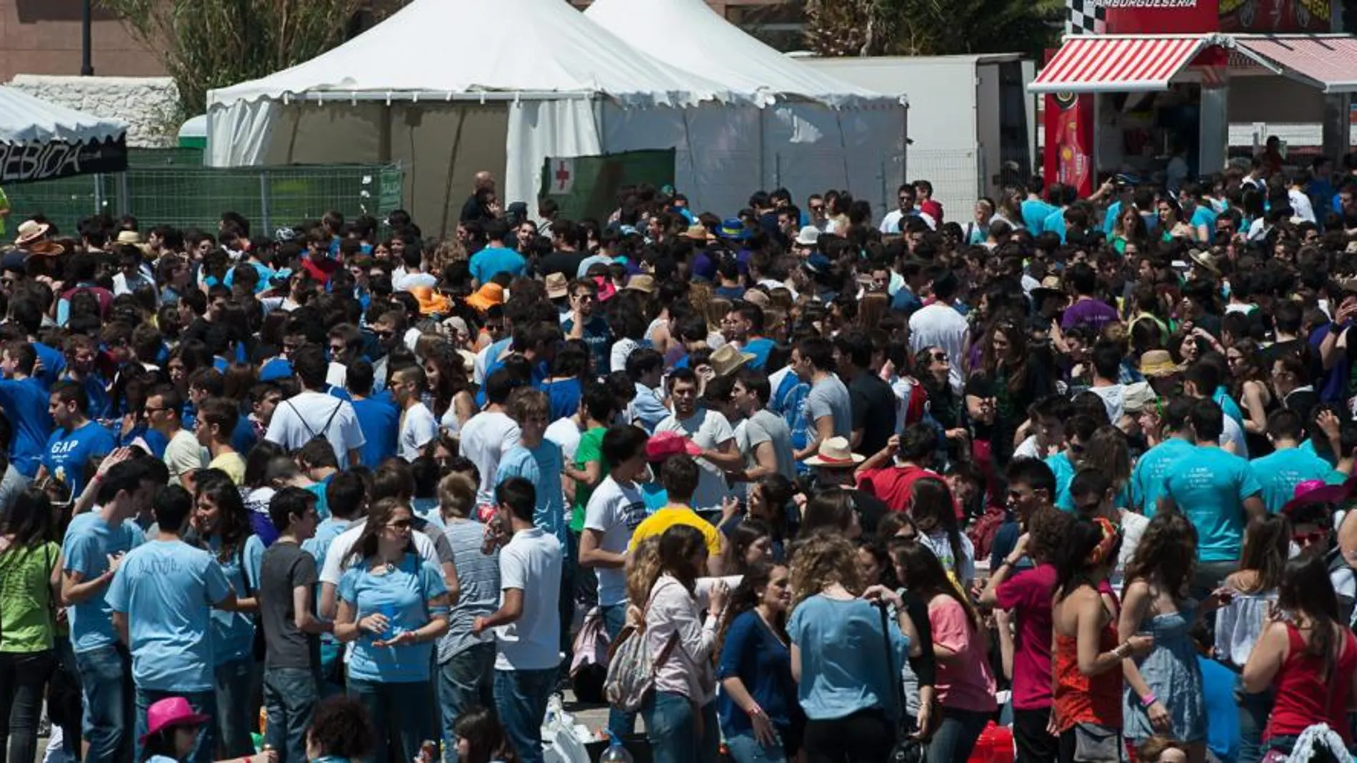 Kike Taberner. La macro fiesta de la UMU fue el escenario en el que una joven sufrió abusos sexuales por parte de un individuo al que la Policía Nacional está buscando