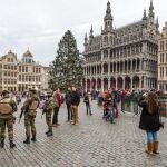 Soldados patrullas en la Grand Place de Bruselas.