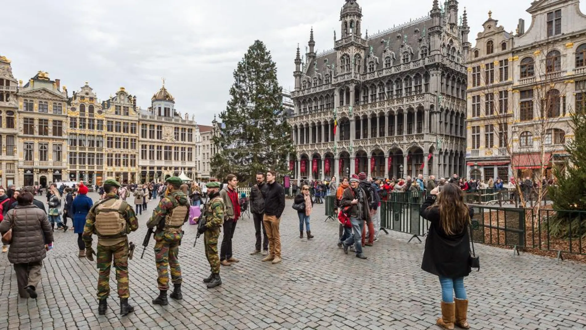 Soldados patrullas en la Grand Place de Bruselas.