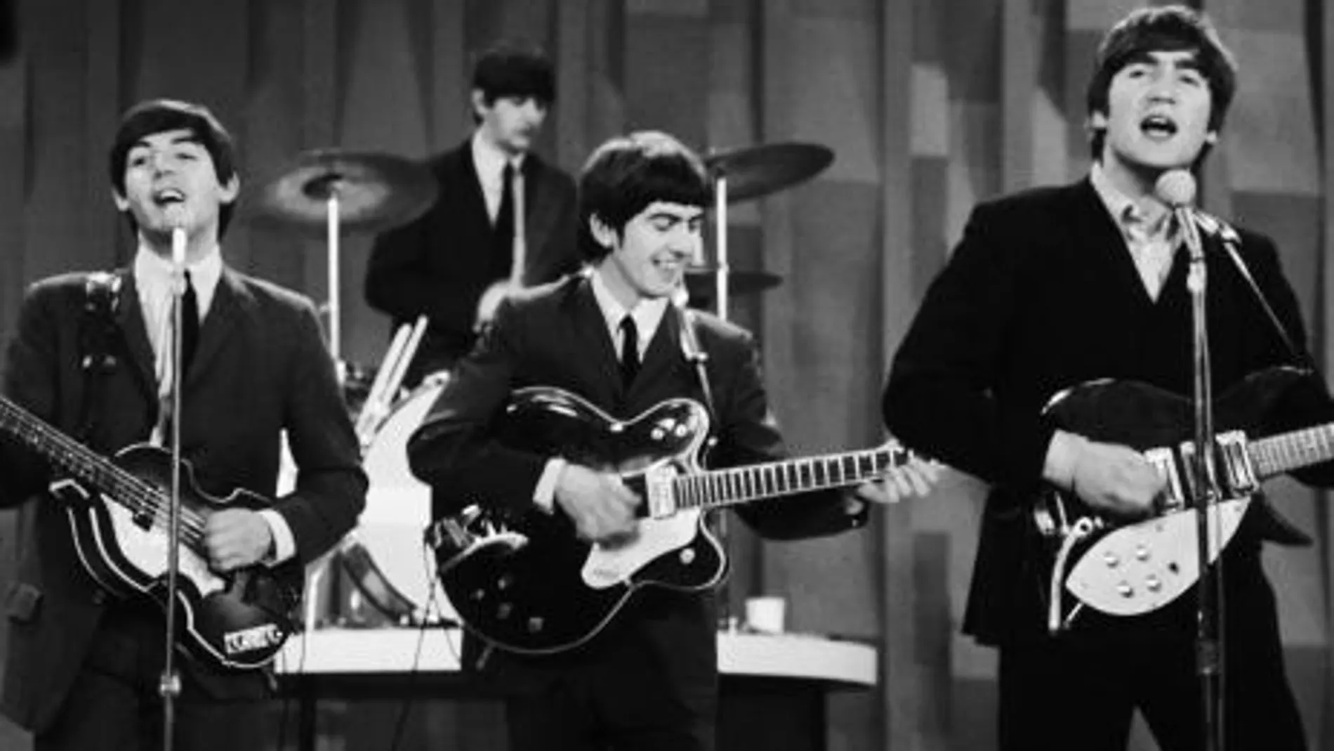 Los Beatles durante su célebre actuación en el show de Ed Sullivan en 1964