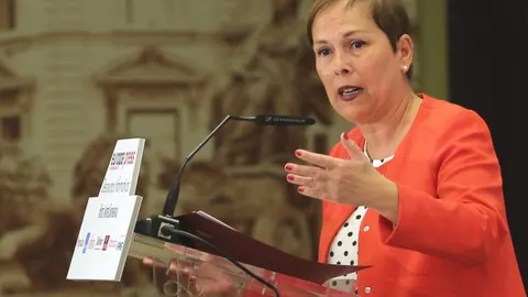 La presidenta de Navarra, Uxue Barkos, durante su intervención en un desayuno informativo celebrado hoy en un hotel de Madrid
