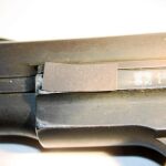 Siete de cada diez armas tienen aún el escudo inconstitucional del águila de Franco