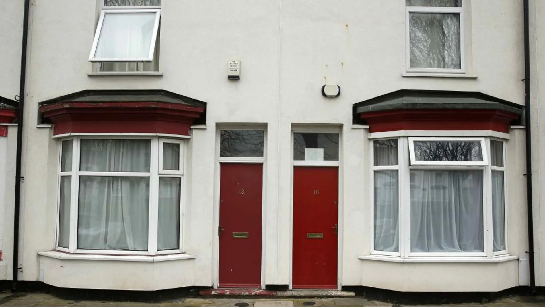 Puertas pintadas de rojo en Middlesbrough