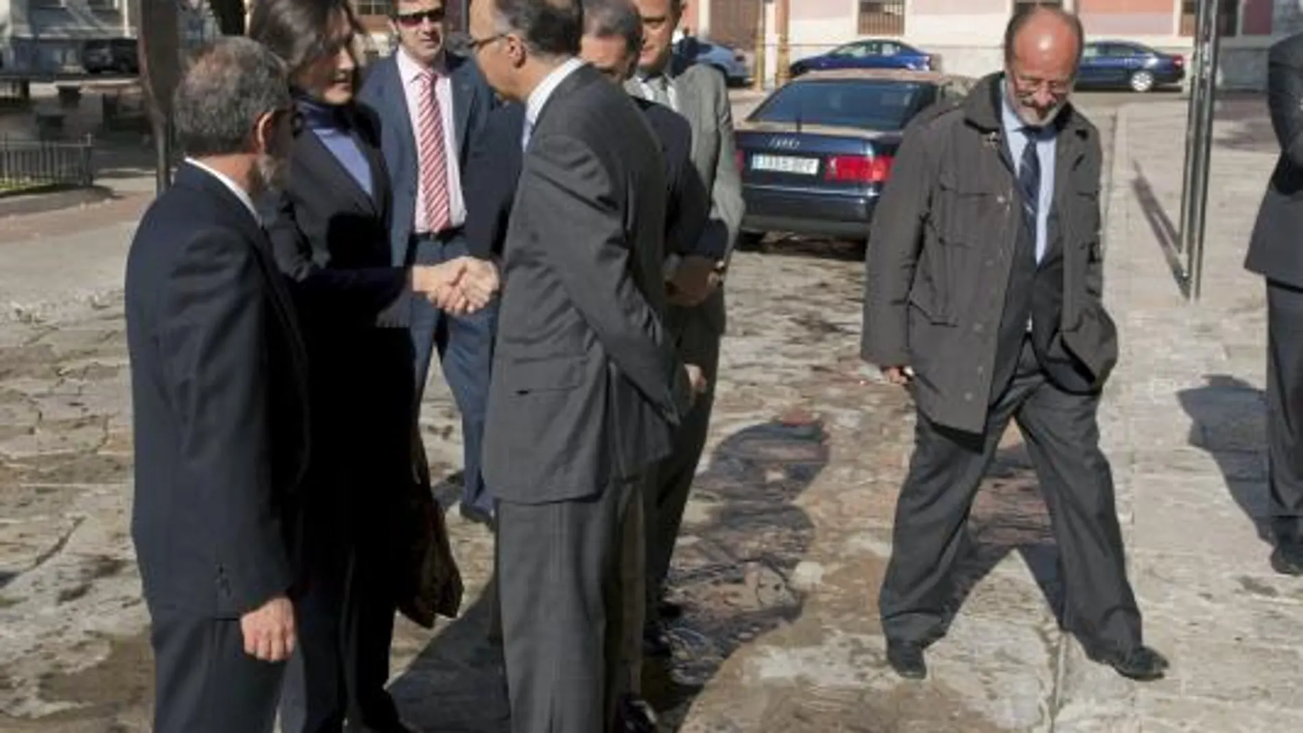 Sinde se negó a saludar al alcalde de Valladolid, León de la Riva (a la dcha.), momento que recoge la imagen