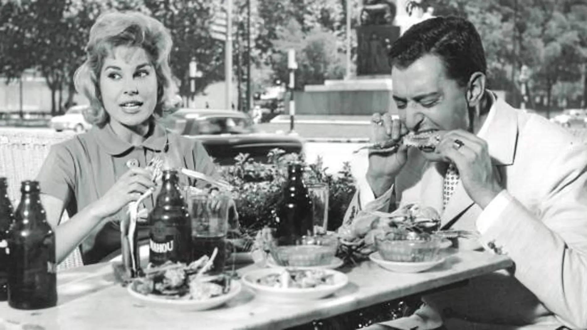 Laura Valenzuela y Antonio Ozores, en una escena de «Los tramposos», que dirigió Pedro Lazaga en 1959