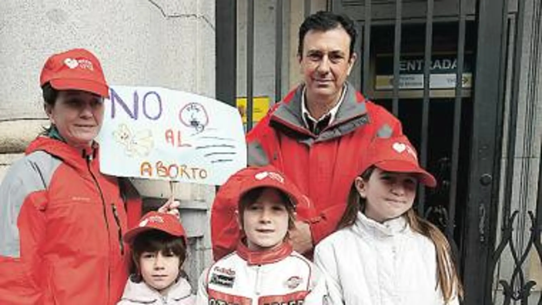 La familia Ruiz Pérez junto a tres de sus hijos