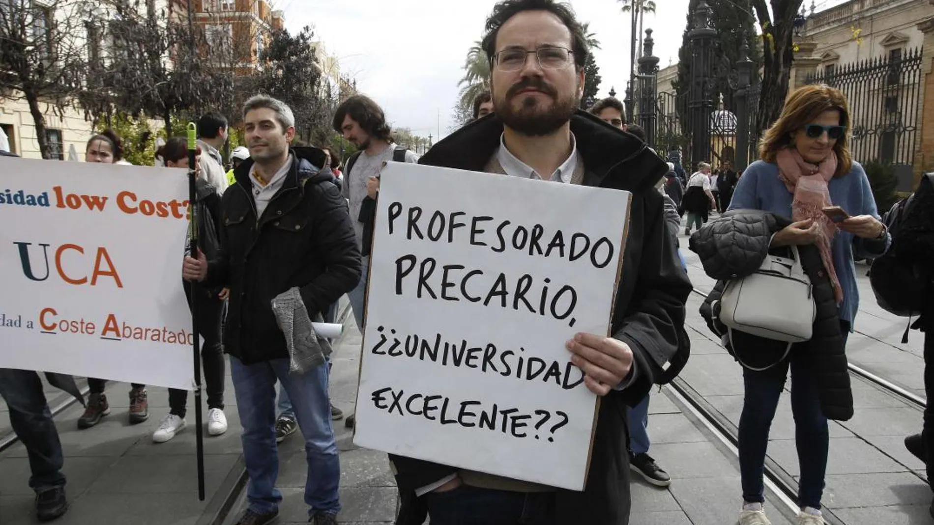 Varias decenas de profesores de Cádiz, Málaga y Sevilla se manifestaron ayer por las calles de la capital andaluza