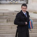 El primer ministro francés, Manuel Valls, abandona el Eliseo tras participar en la reunión semanal del Consejo de Ministros en París (Francia) hoy, 27 de enero de 2016.
