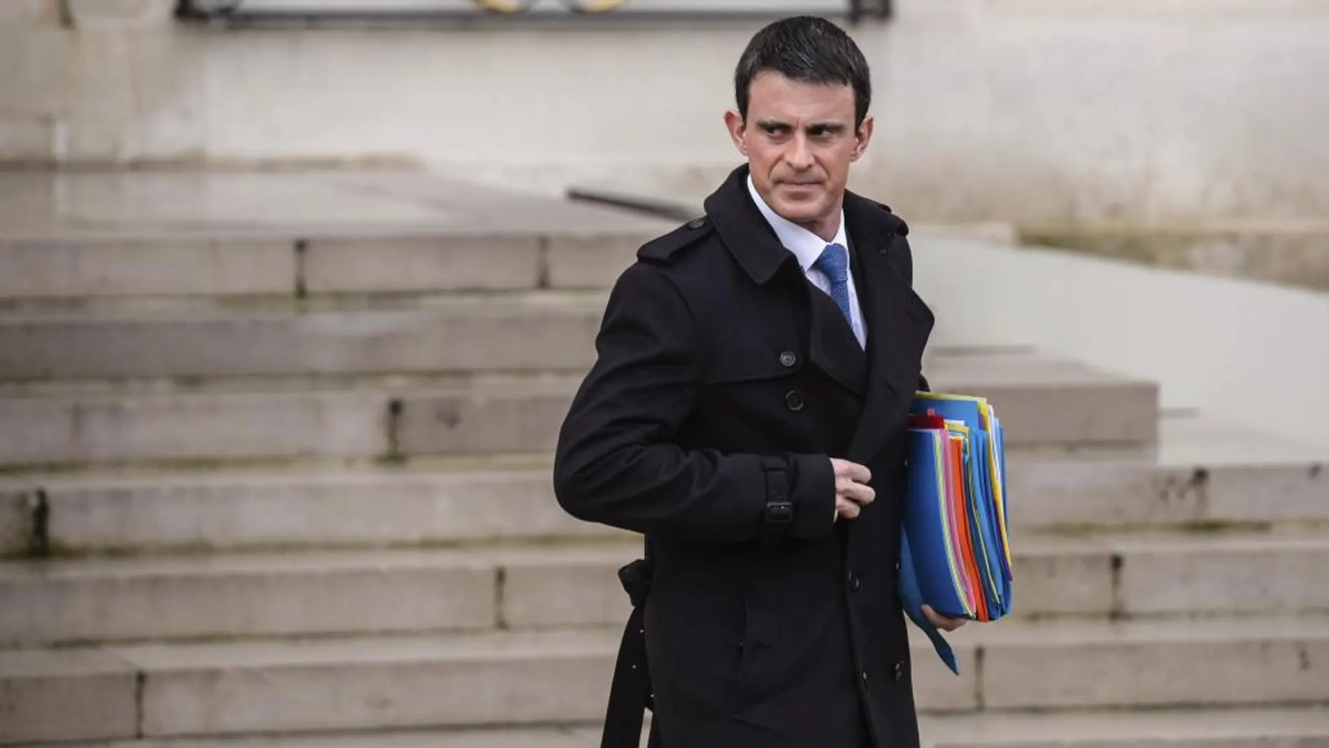 El primer ministro francés, Manuel Valls, abandona el Eliseo tras participar en la reunión semanal del Consejo de Ministros en París (Francia) hoy, 27 de enero de 2016.