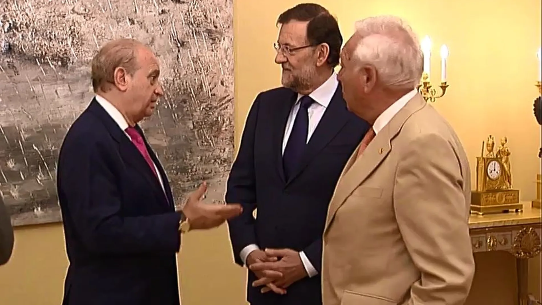 El presidente del Gobierno, Mariano Rajoy, charla con los ministros de Interior y Exteriores, Jorge Fernández Díaz y José Manuel García-Margallo, respectivamente