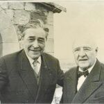 Josep Pla y Gaziel, fotografiados juntos en Pals, en 1962 / Biblioteca de Catalunya